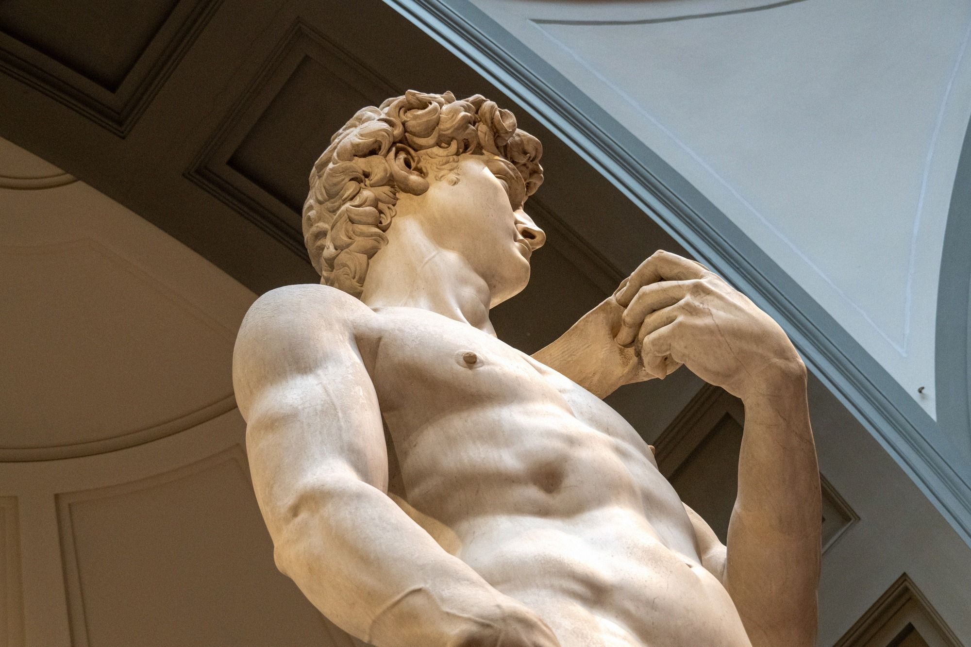 Nahaufnahme der Statue des David von Michelangelo in der Galleria dell'Accademia mit Detailblick auf den Kopf und die Schultern.