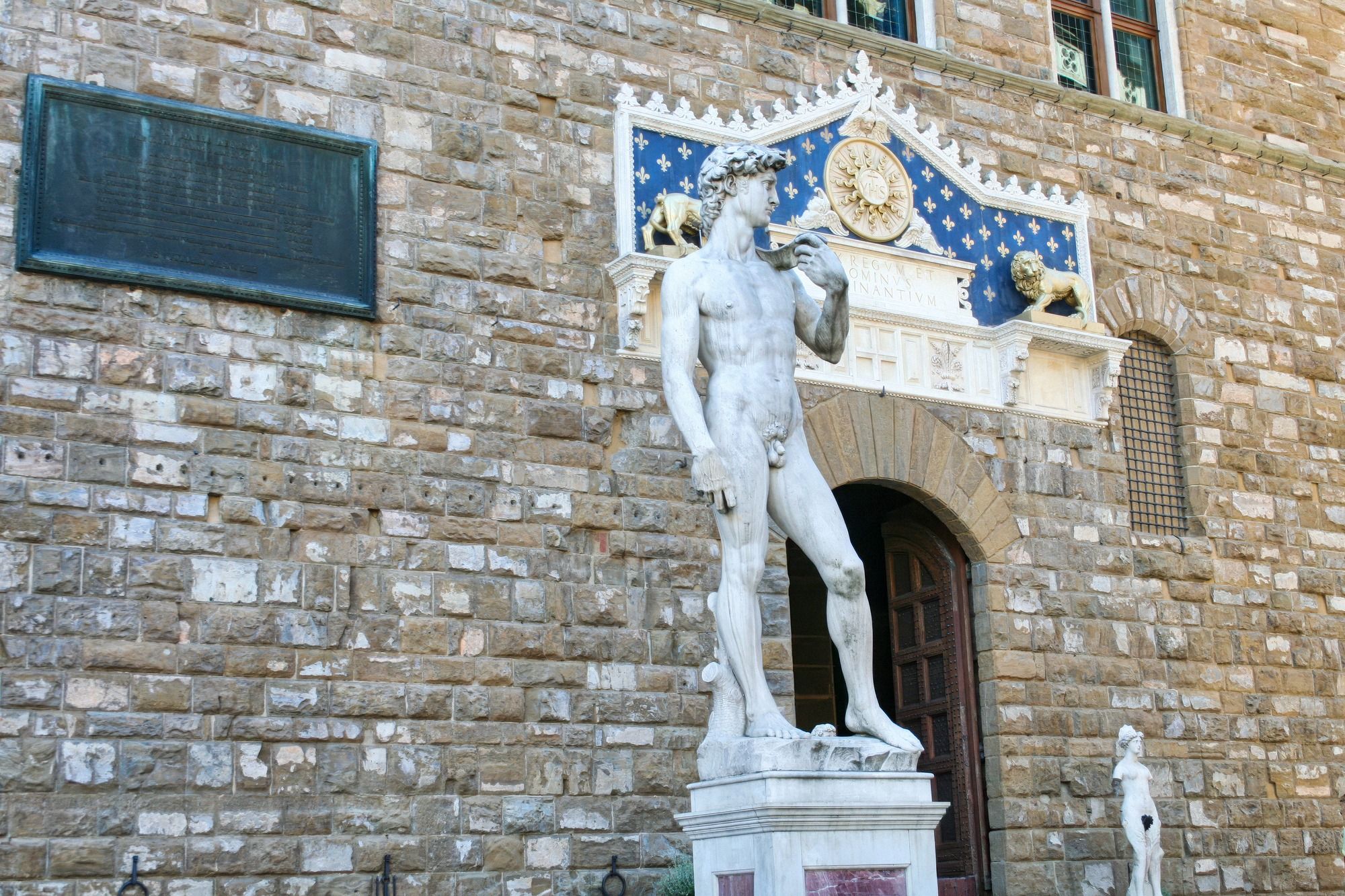 Die Marmorreplik der David-Statue von Michelangelo vor dem Eingang des Palazzo Vecchio auf der Piazza della Signoria.
