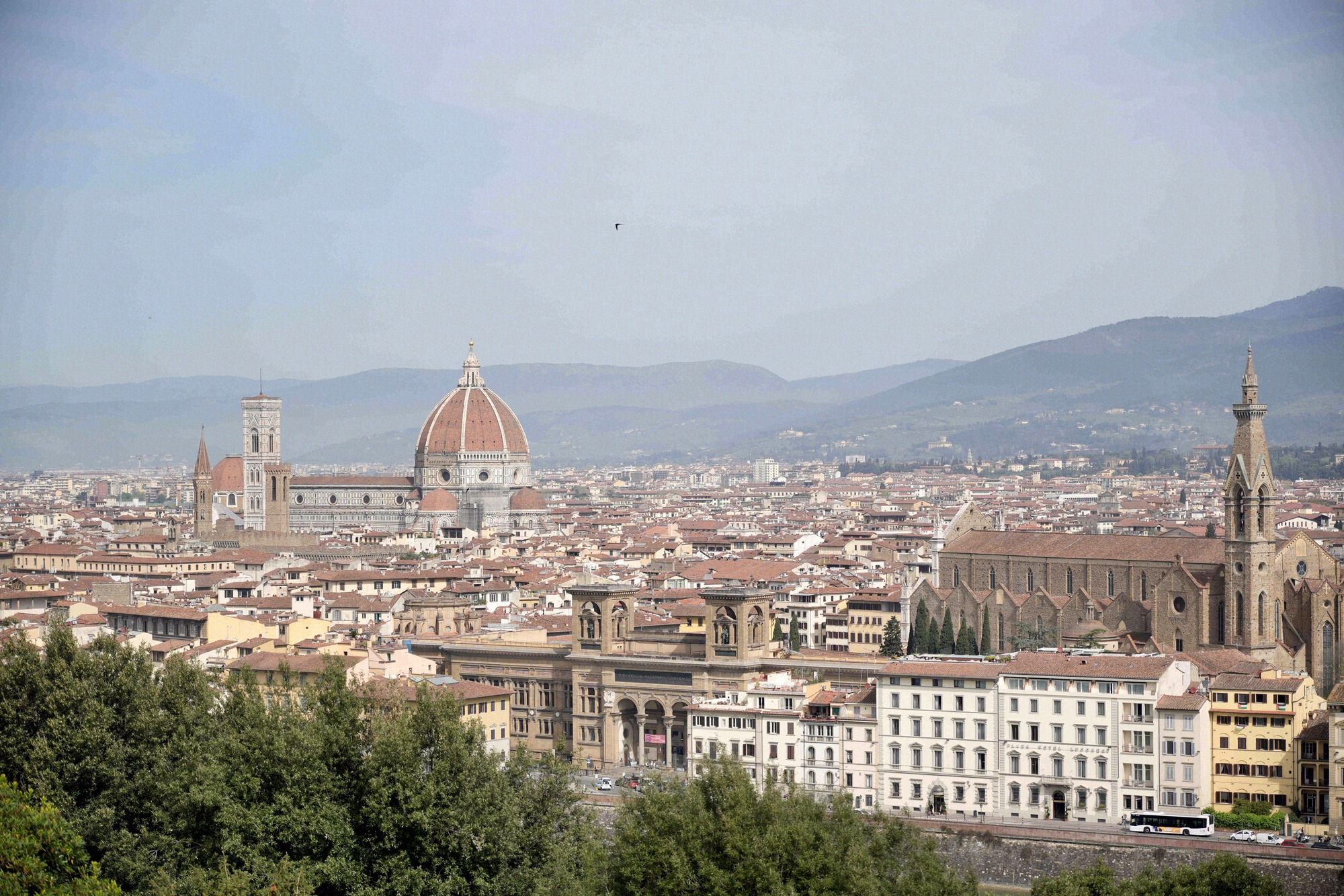 Weites Stadtpanorama vom Piazzale Michelangelo mit der Brunelleschi-Kuppel und Campanile links sowie der Fassade von Santa Croce rechts im Bild.